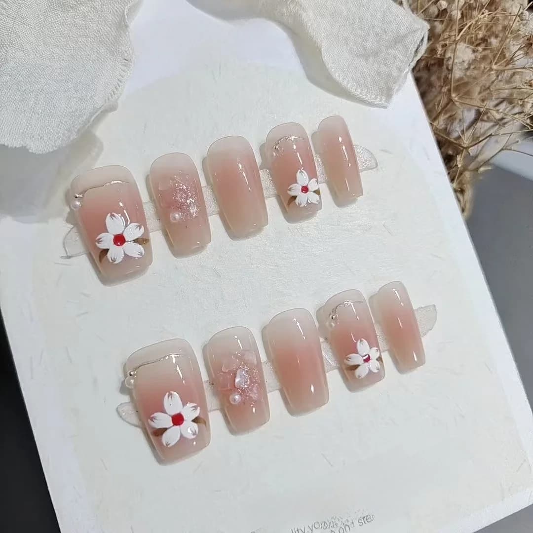 Unghii false scurte, formă cofin, design magnolie roz pal