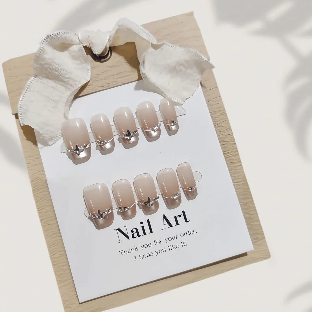 Unghii false French Tip cu pietre prețioase fluture și efect Cat Eye