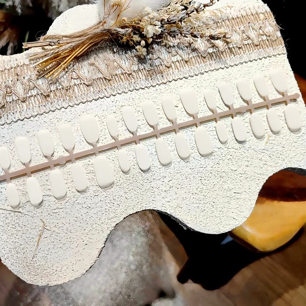 Unghii false scurte, ovale, maro, design stele și efect ochi de pisică