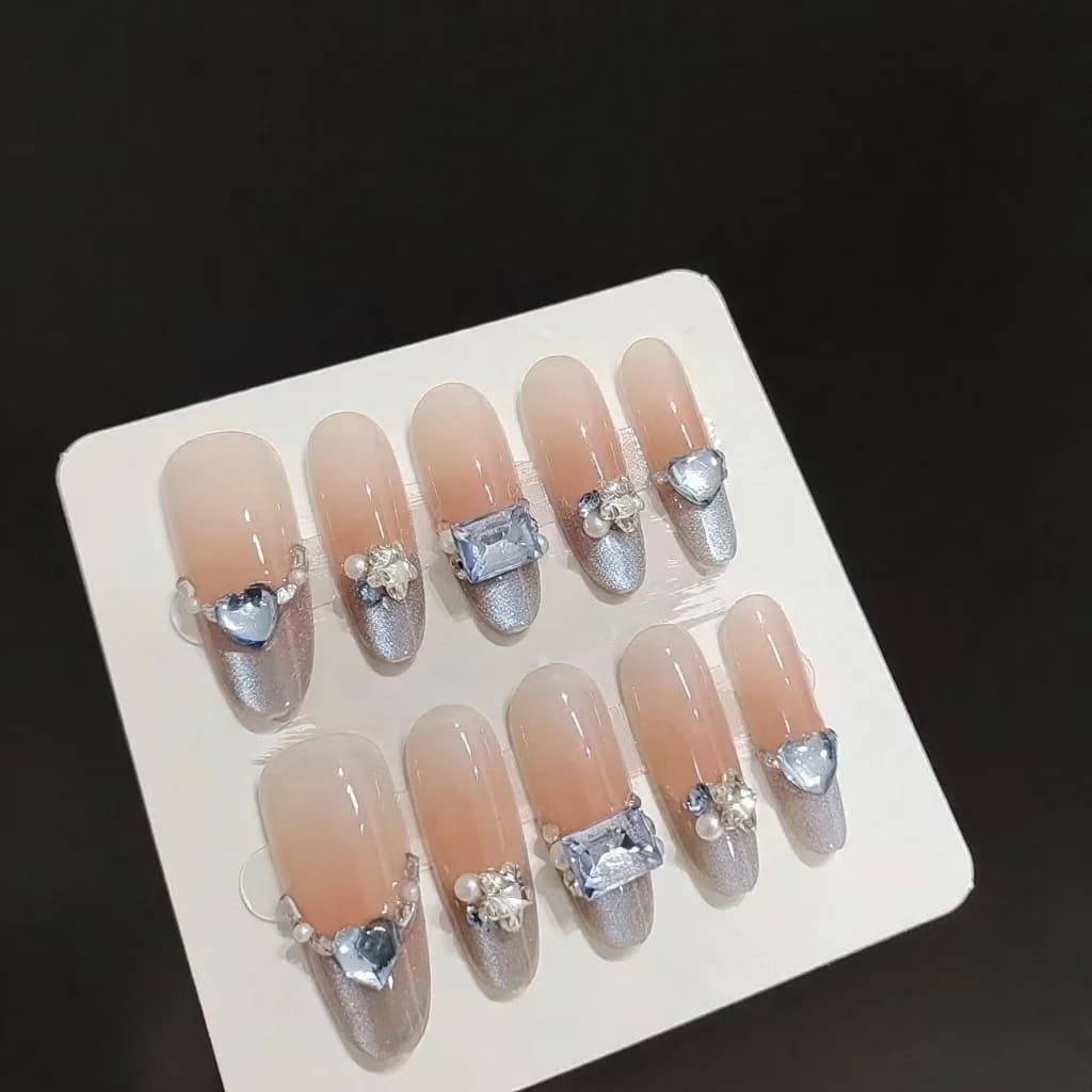 Unghii false albastre amber Cat Eye, vârf franțuzesc, pietre prețioase, formă ovală lungă
