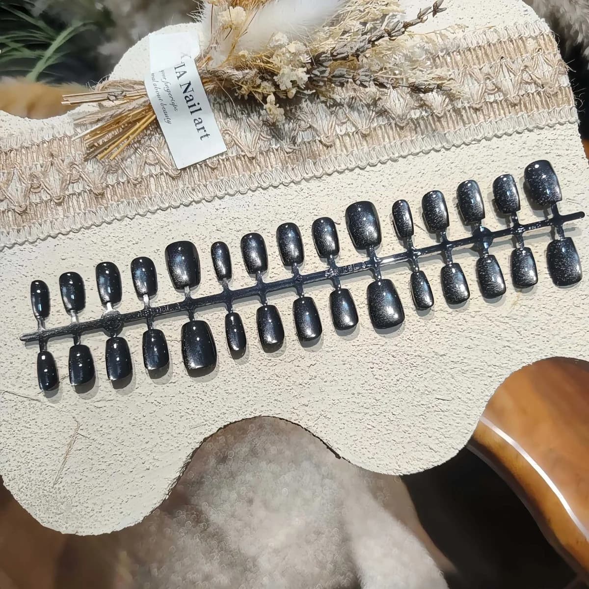 Unghii false scurte tip balerină, negre Cat Eye cu finisaj sclipicios