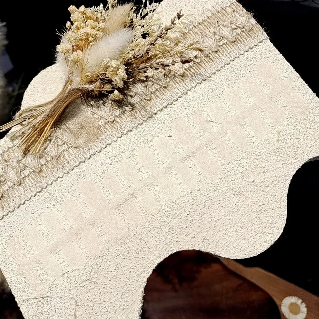 Unghii false cu model floral cinabru, efect cat eye și mărgele de sticlă