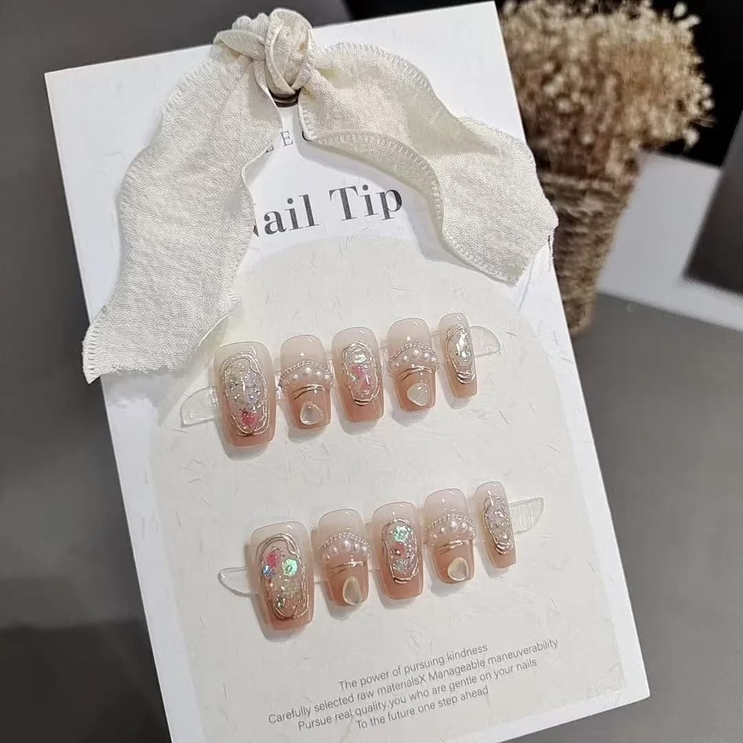 Unghii false scurte tip coșciug, design perlă și scoică aurora, 10 bucăți