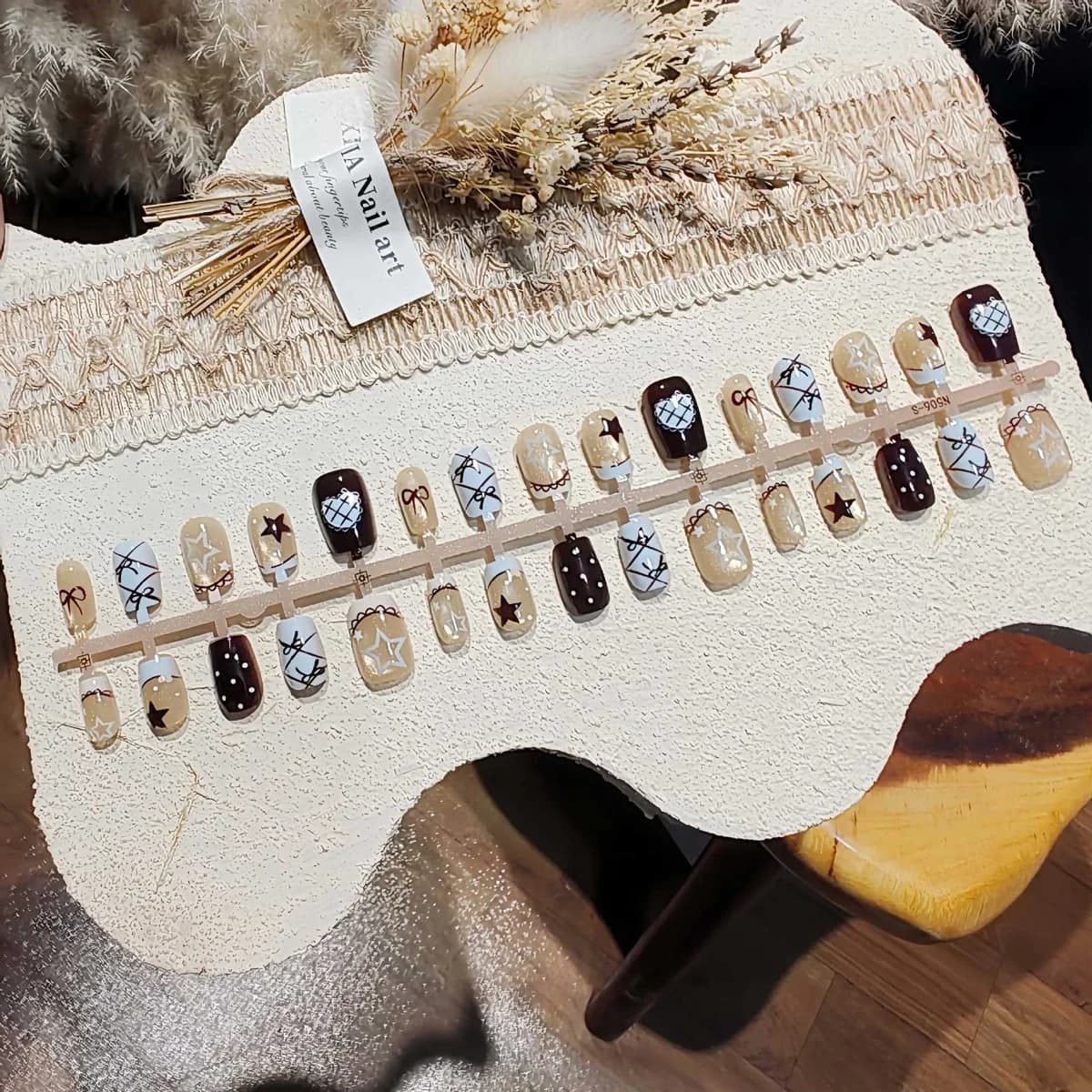 Unghii false tip Cat Eye albastru cețos cu fundiță și stele
