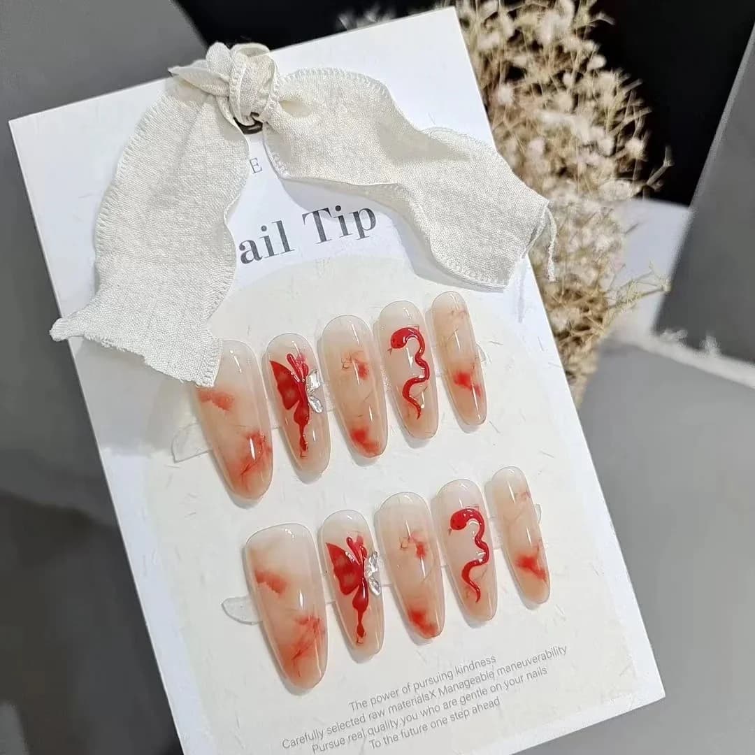 Unghii false handmade cu design fluture și șarpe, formă migdală lungă