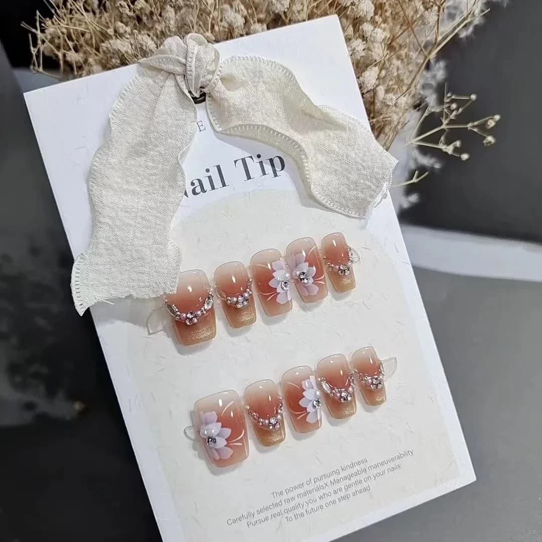 Unghii false florale tip „ochi de pisică” cu pietre prețioase, formă scurtă tip sicriu
