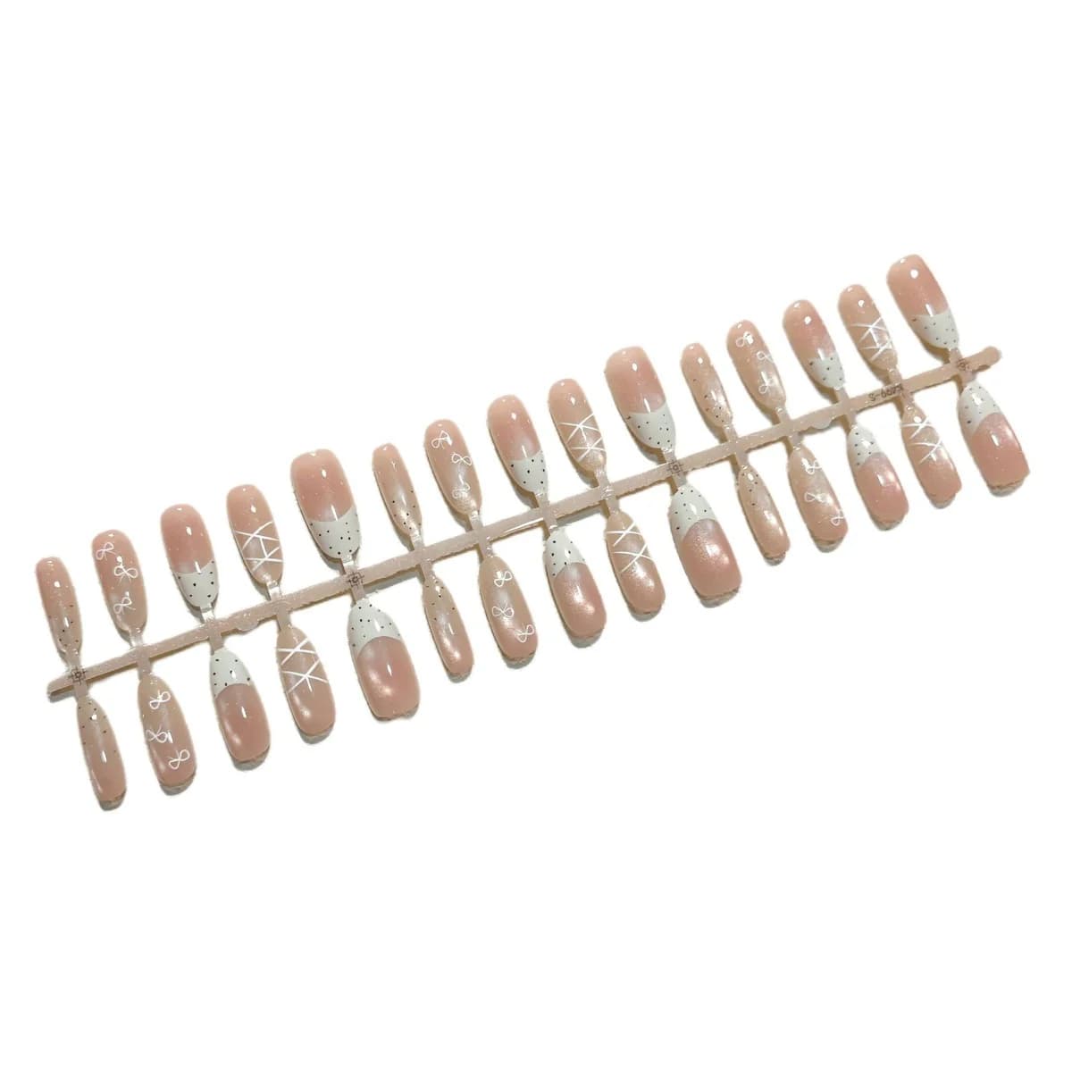 Unghii false tip „ochi de pisică”, alb lăptos, oval mediu, gel moale