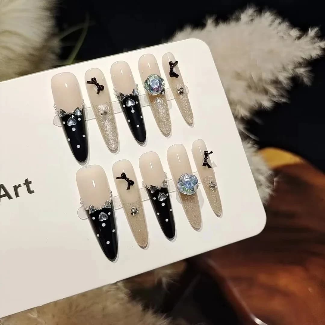 Unghii aplicabile negre cu fluturi și pietre prețioase, manichiură glitter Cat Eye