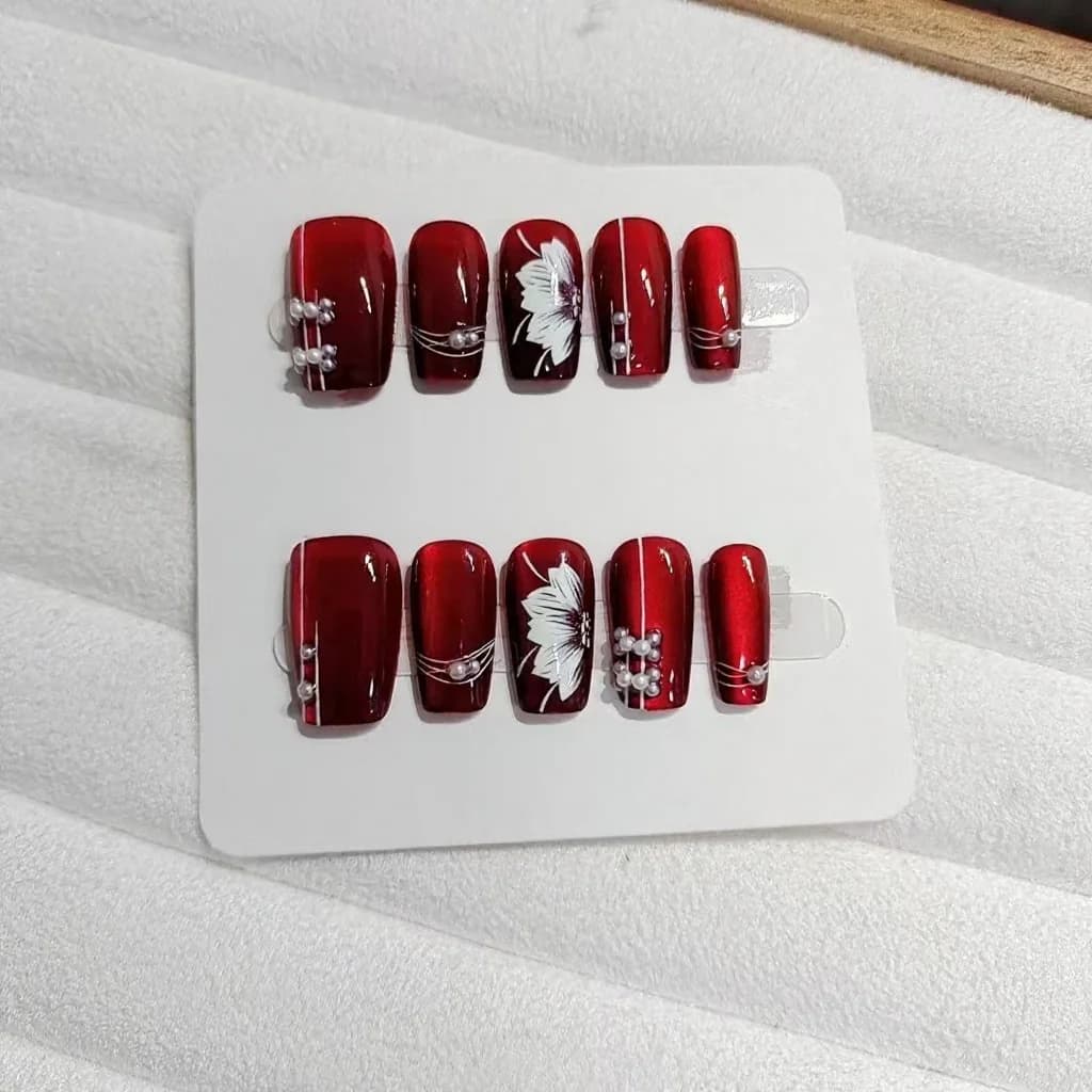 Unghii false roșii, design floral, finisaj sclipitor, formă cofin medie, 10 bucăți