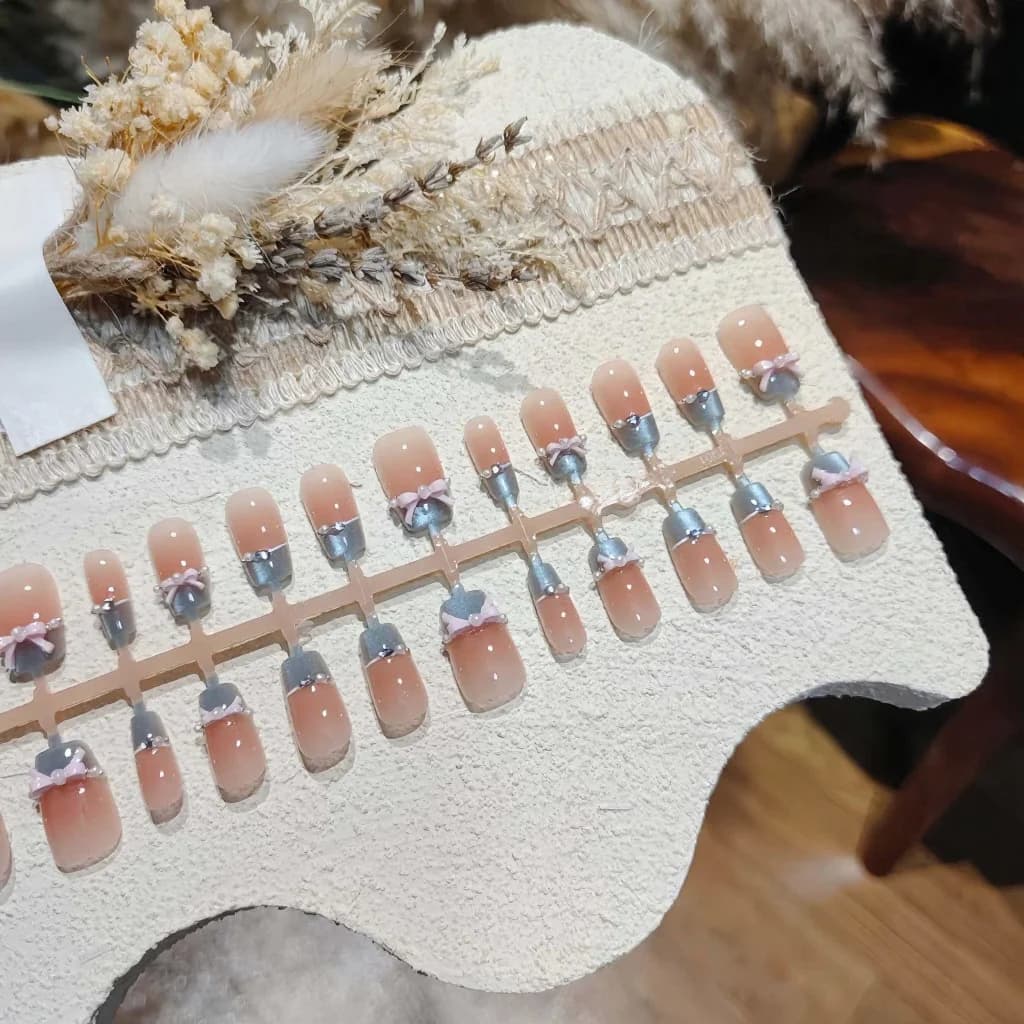 Unghii false albastre cu cristale roz, fluture și vârf franțuzesc Cat Eye