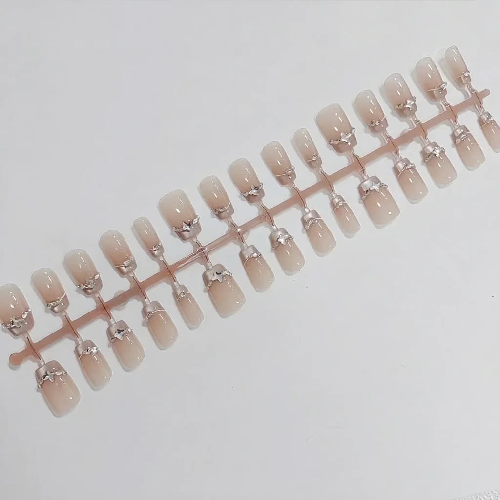 Unghii false French Tip cu pietre prețioase în formă de fluture și efect ochi de pisică