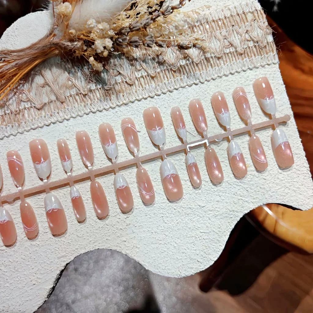 Unghii false tip Cat Eye, alb lăptos, formă ovală medie, 30 bucăți