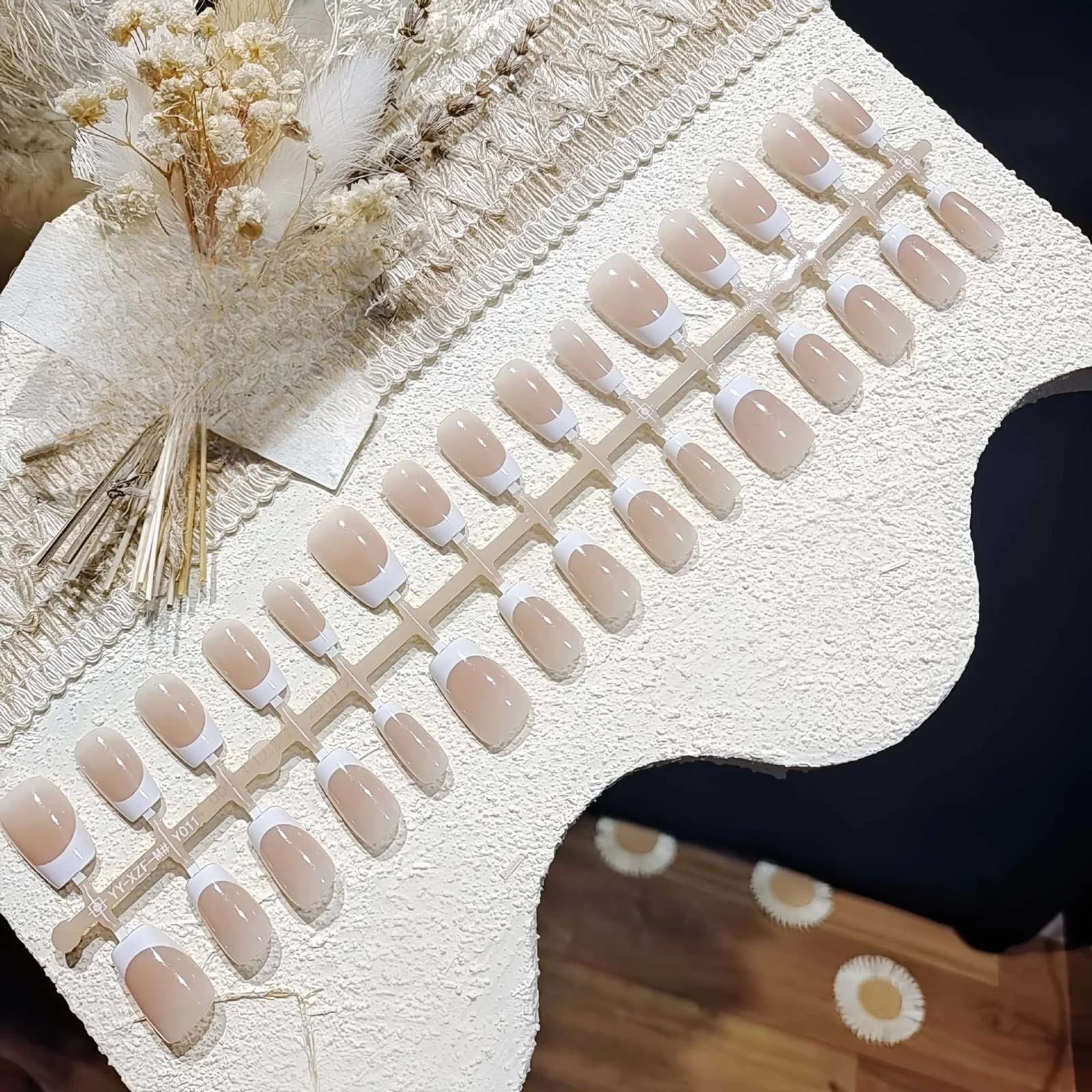 Unghii false scurte cu vârf franțuzesc, look natural nude, uz zilnic
