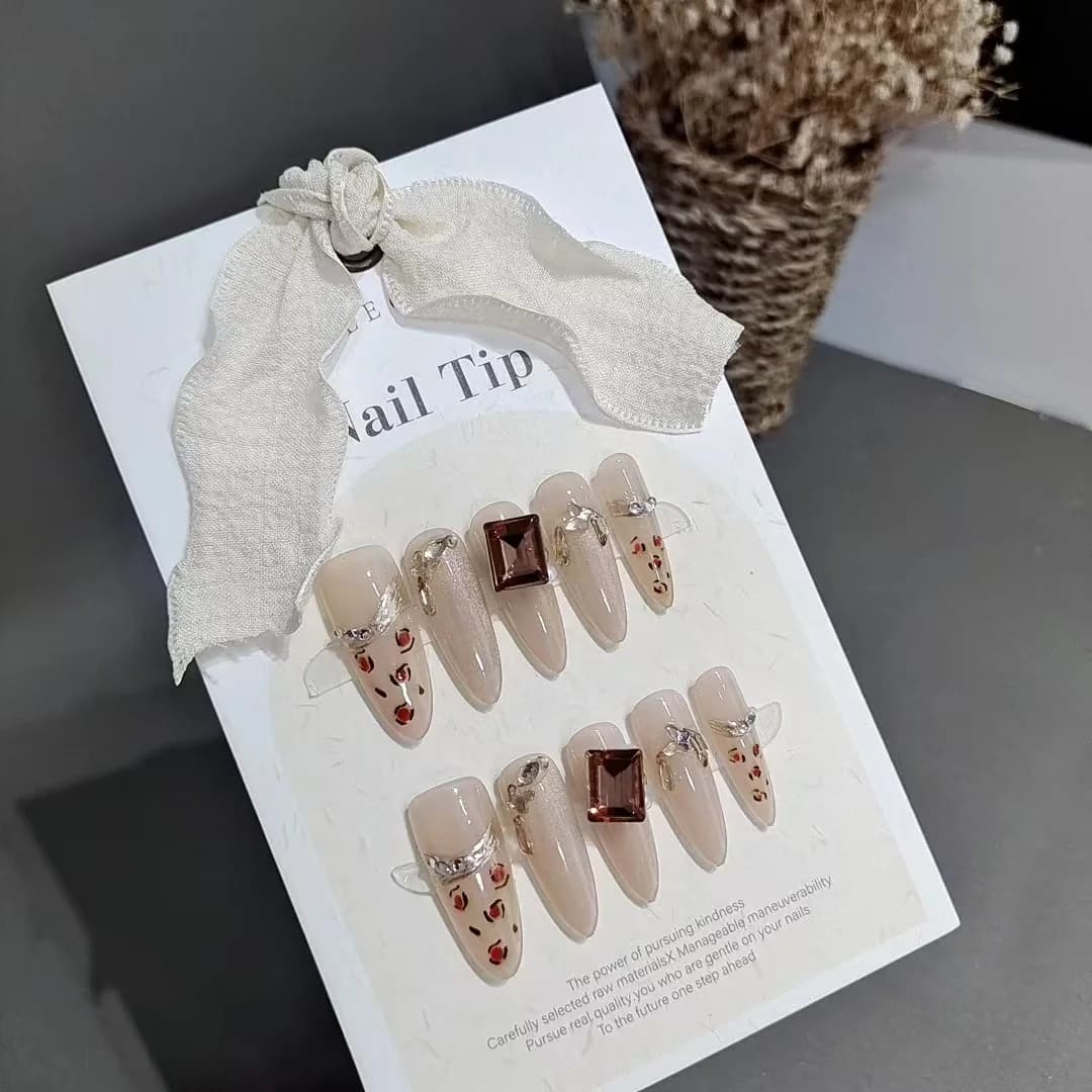 Unghii false cu imprimeu leopard și pietre, formă lungă tip stiletto