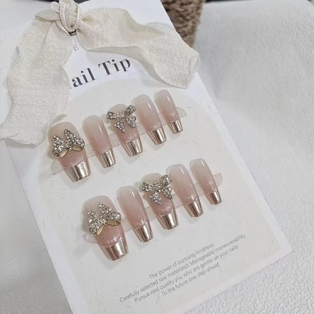 Unghii false tip „Cat Eye” cu fluturi și finisaj cromat în oglindă