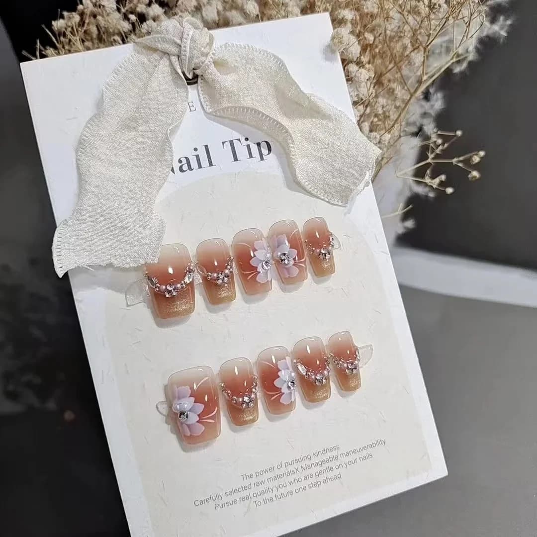 Unghii false cu efect „ochi de pisică”, design floral și stele