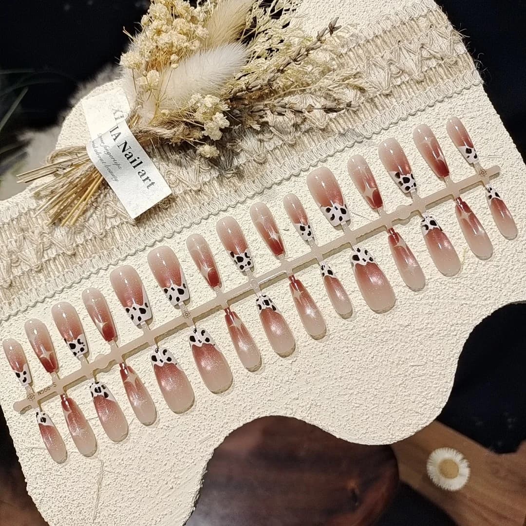 Unghii false tip „ochi de pisică”, design maro amurg cu efect de perlă de sticlă