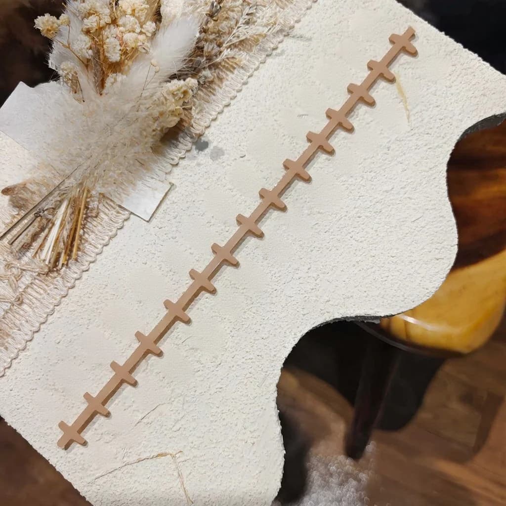 Unghii false roșu-burgund Cat Eye cu design inimioare și sclipici