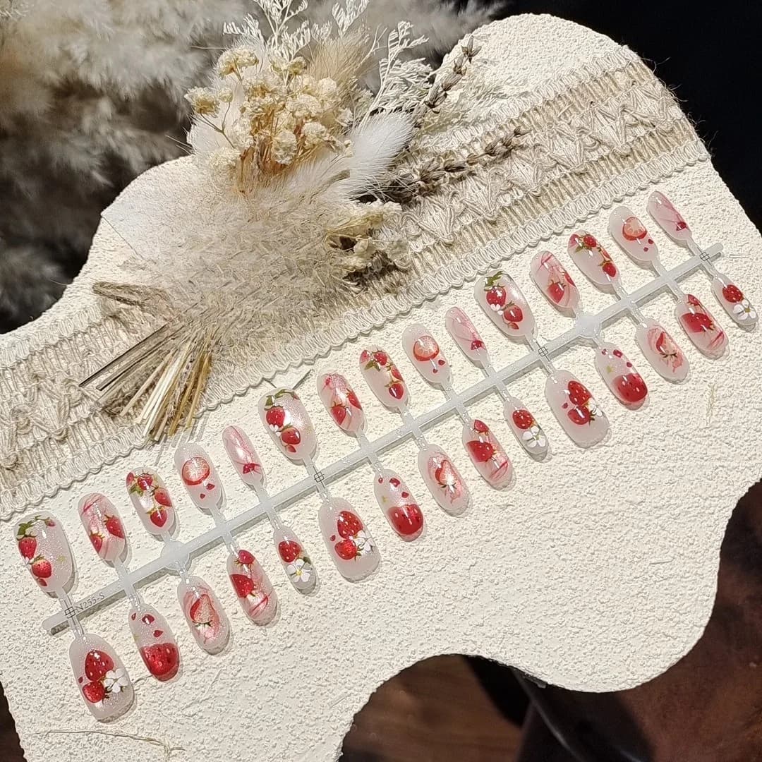 Unghii false prelipite cu imprimeu de căpșuni, formă ovală medie