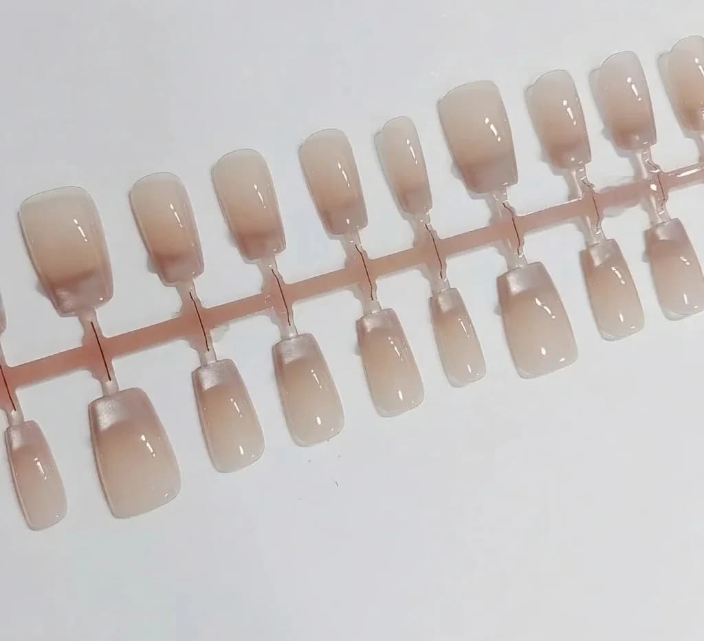 Unghii false French Tip cu pietre prețioase în formă de fluture și efect ochi de pisică