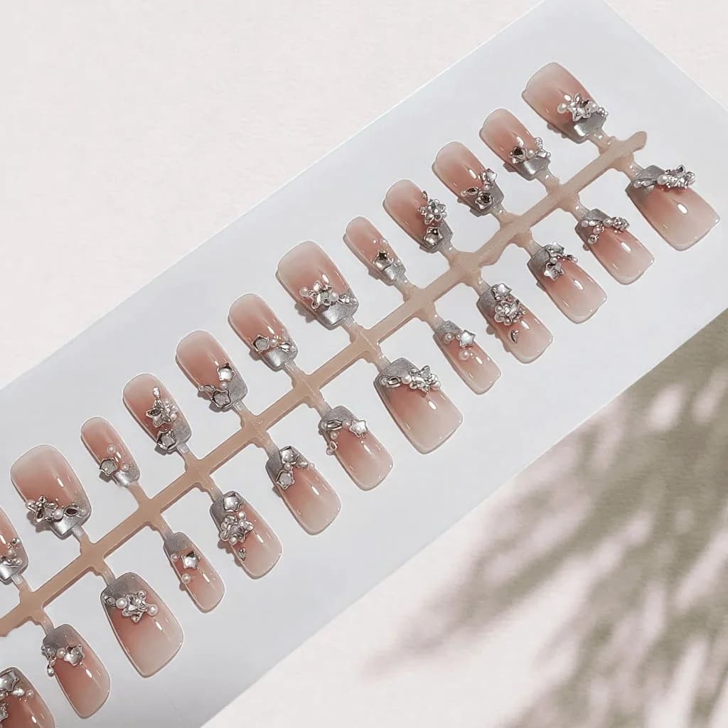 Unghii false French Tip cu trandafir albastru, perle și pietre