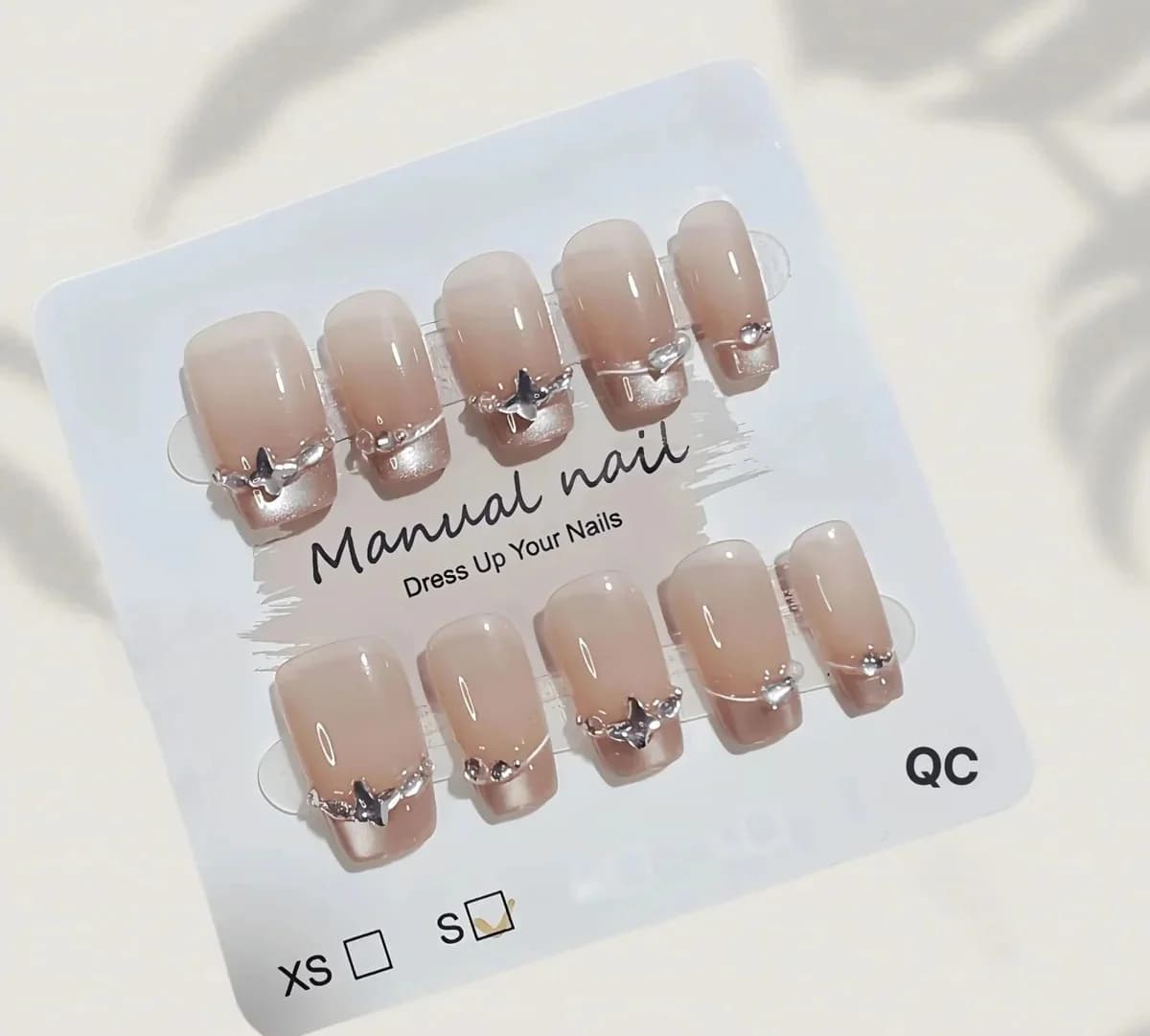 Unghii false French Tip cu pietre prețioase în formă de fluture și efect ochi de pisică