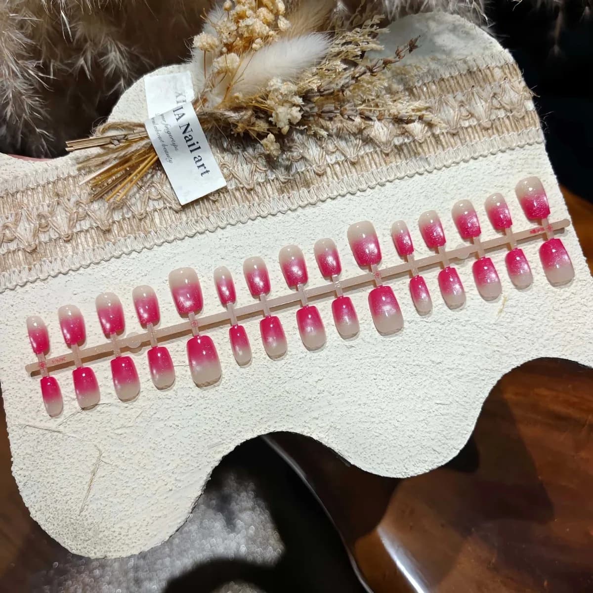 Unghii false cu efect ochi de pisică, gradient roz trandafiriu, formă scurtă tip balerină