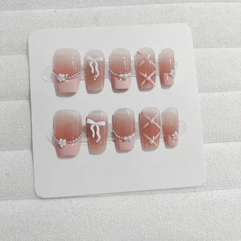 Unghii false roz French Tip cu lanț și fundiță, formă scurtă pătrată