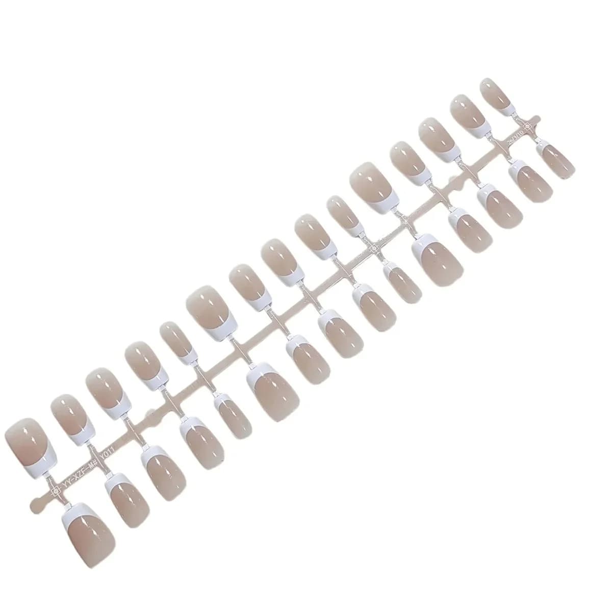 Unghii false scurte cu vârf franțuzesc, look natural nude, uz zilnic