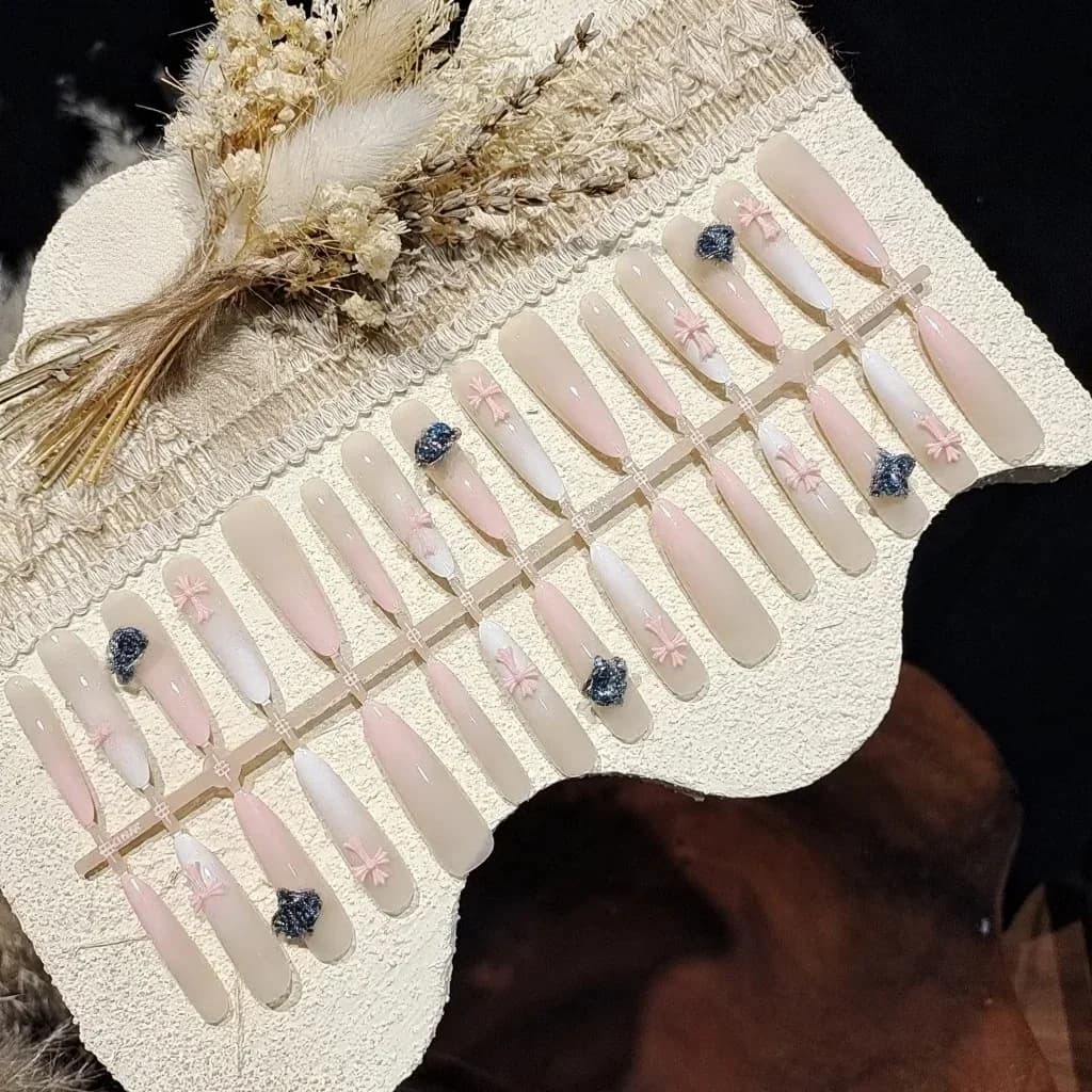 Unghii false cu design stele și efect ochi de pisică, cu pietre prețioase
