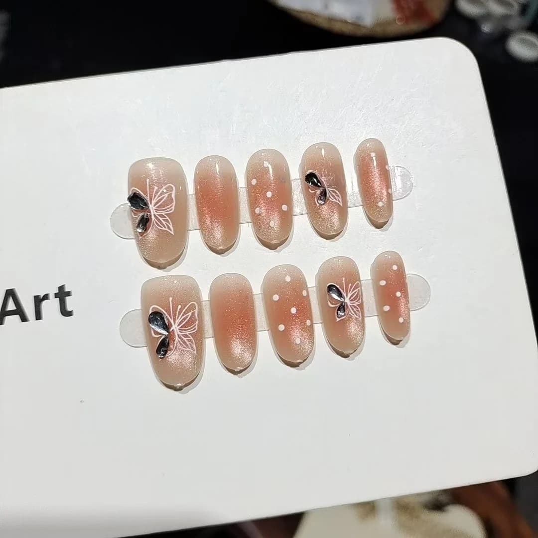 Unghii false tip Cat Eye cu mărgele de sticlă și pietre prețioase