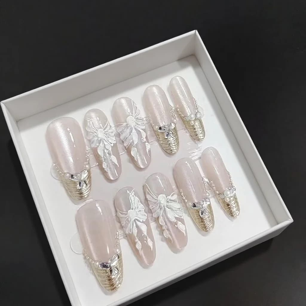 Unghii false cu fluturi 3D și flori, formă lungă stiletto