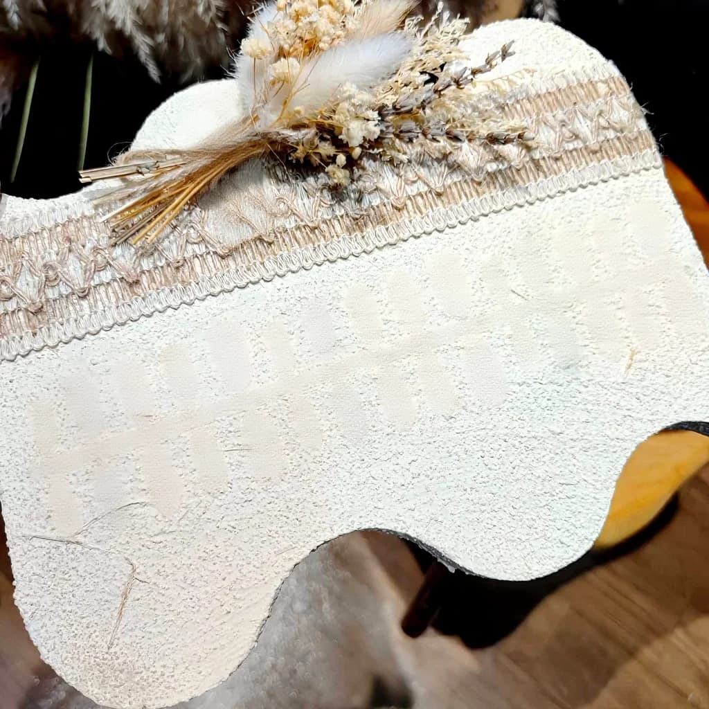 Unghii false scurte, ovale, maro, design stele și efect ochi de pisică