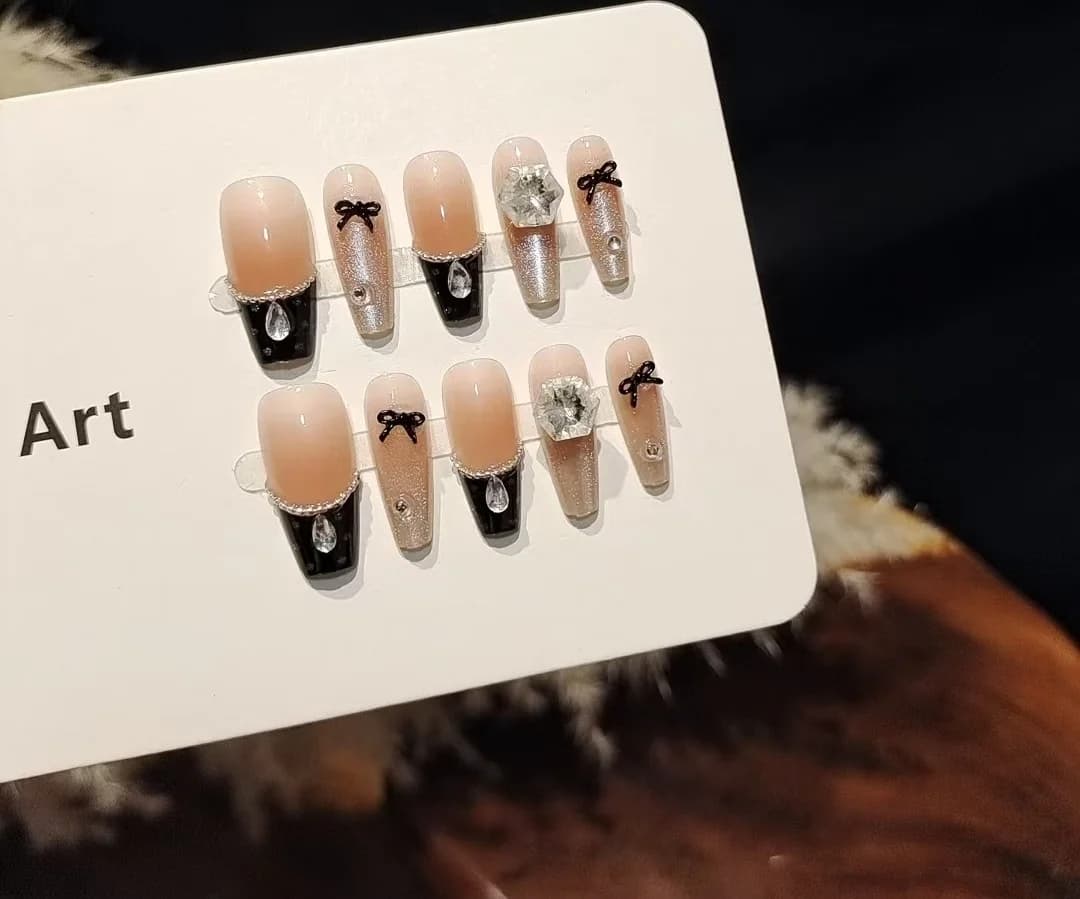 Unghii false piersică și ciocolatiu închis cu fundiță, design glitter tip „ochi de pisică”