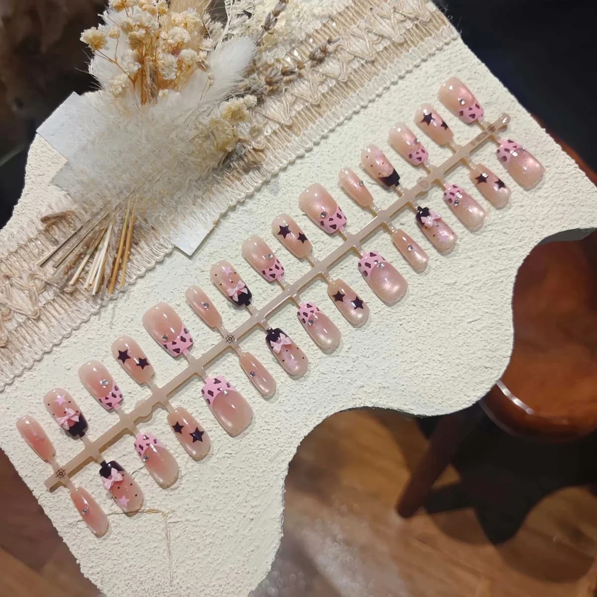 Unghii false scurte tip cofetărie, efect ochi de pisică, leopard roz