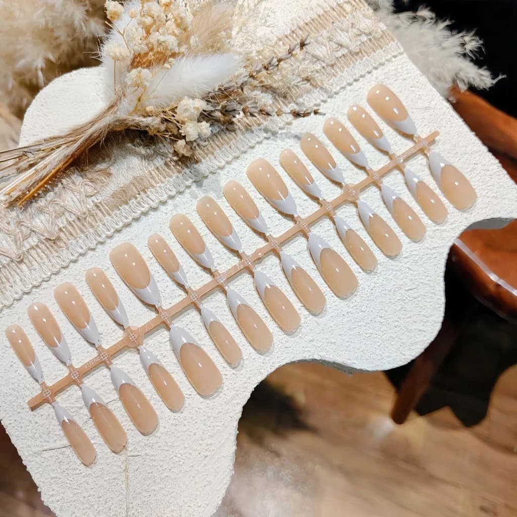 Unghii false lungi, formă migdală, vârf french gri și alb, set complet