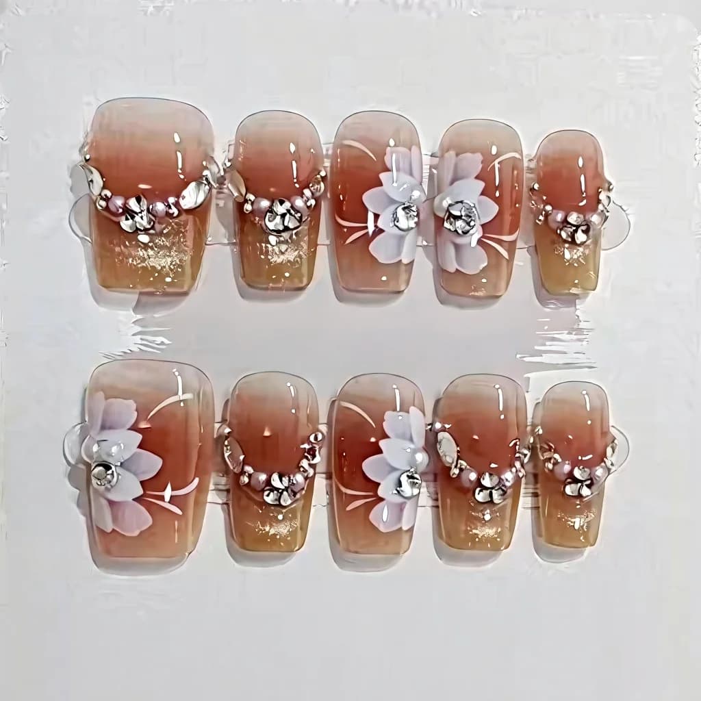 Unghii false cu efect „ochi de pisică”, design floral și stele