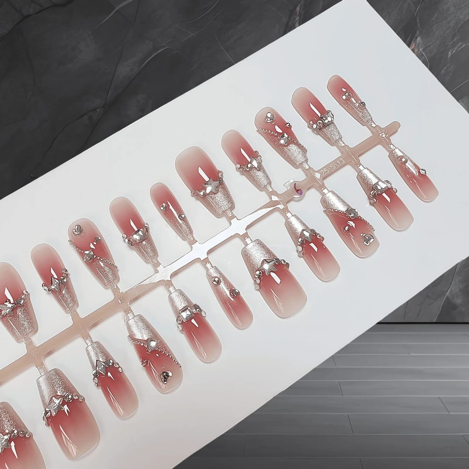 Unghii false cu design inimioare, finisaj glitter, formă coffin medie