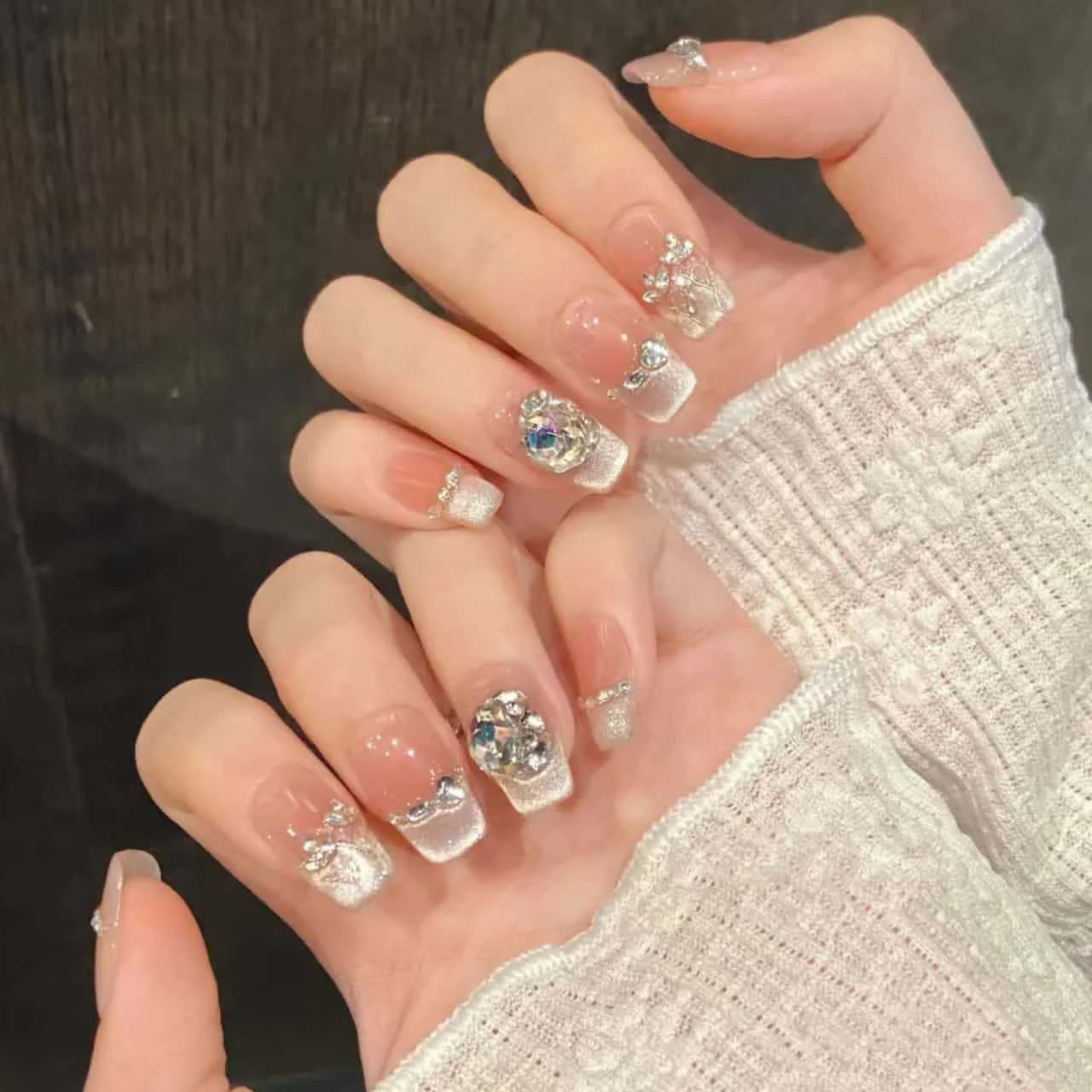 Unghii false scurte tip cofin cu glitter floral roz și pietre strălucitoare