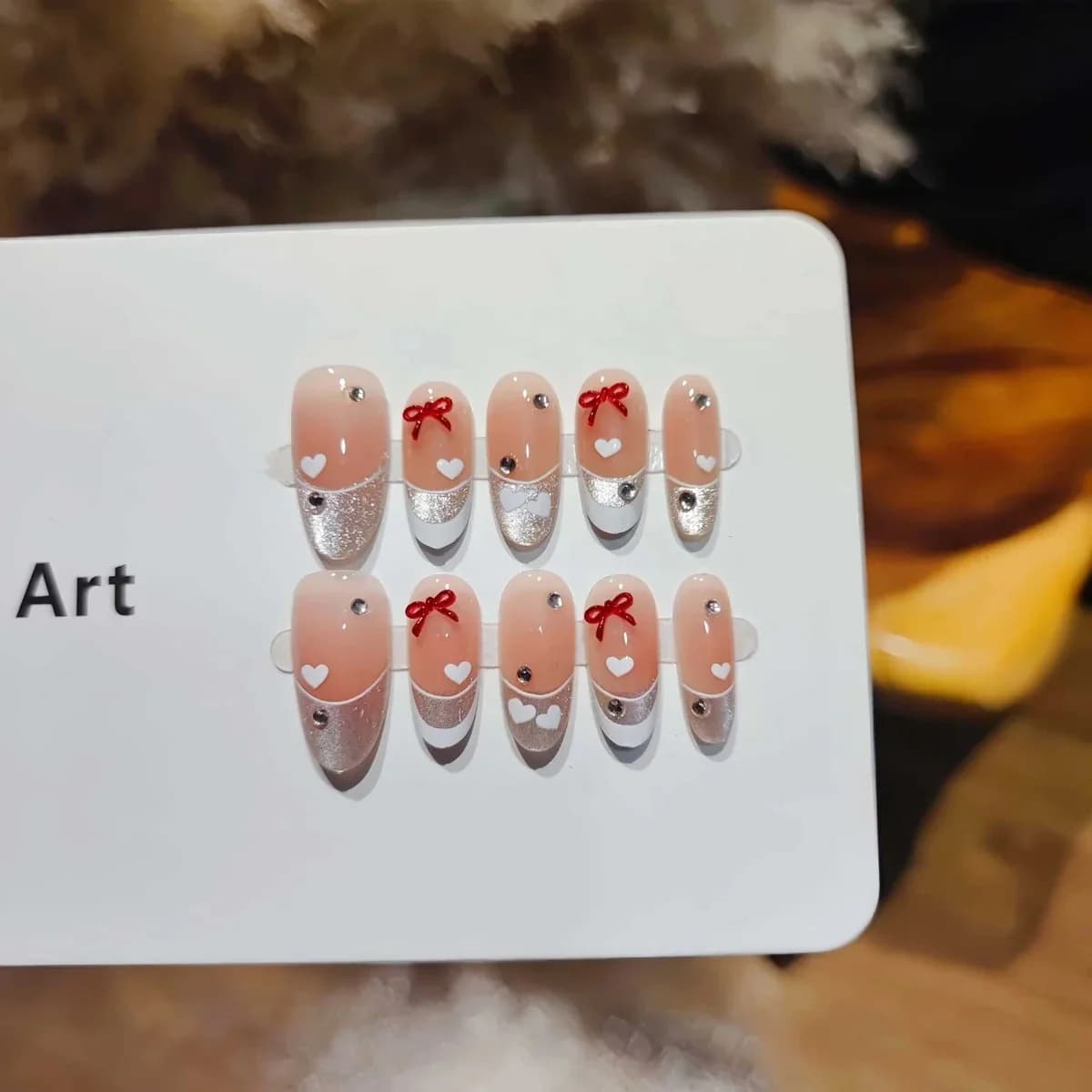 Unghii false Cat Eye French Tip cu design fluture și inimă