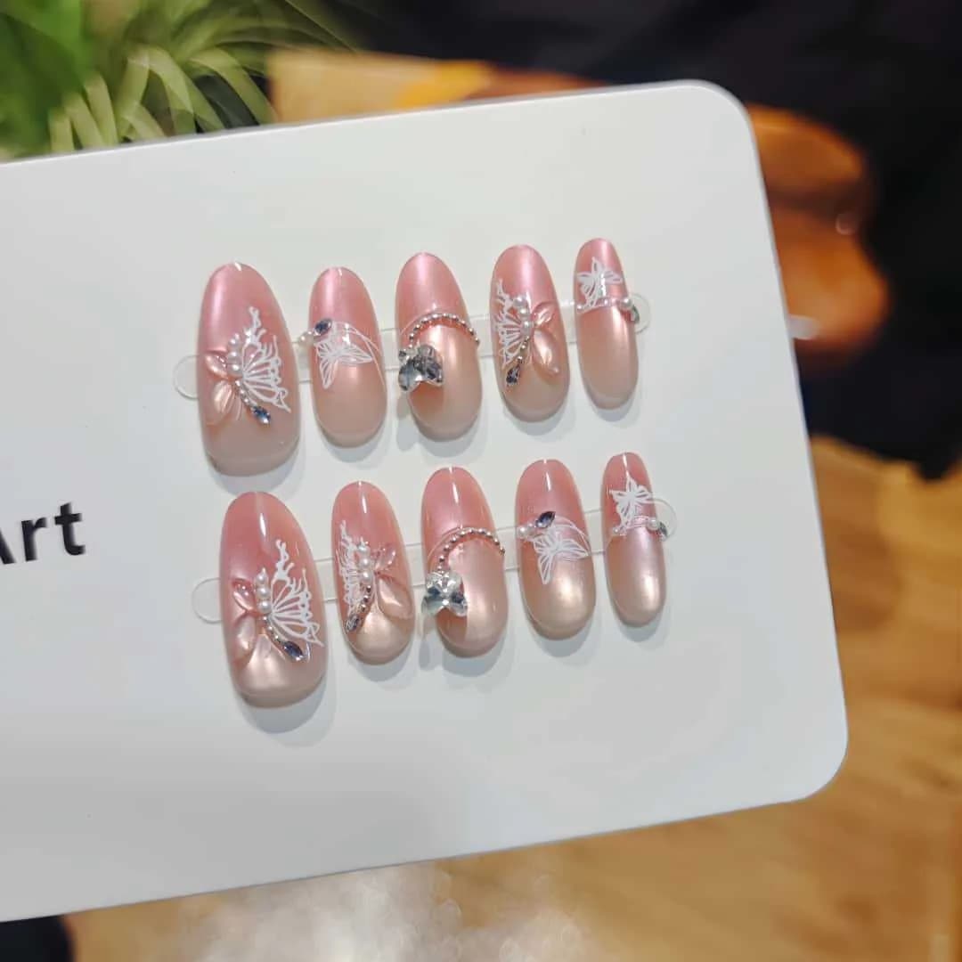 Unghii false tip „Cat Eye” Sweet Berry cu fundițe și pietre strălucitoare