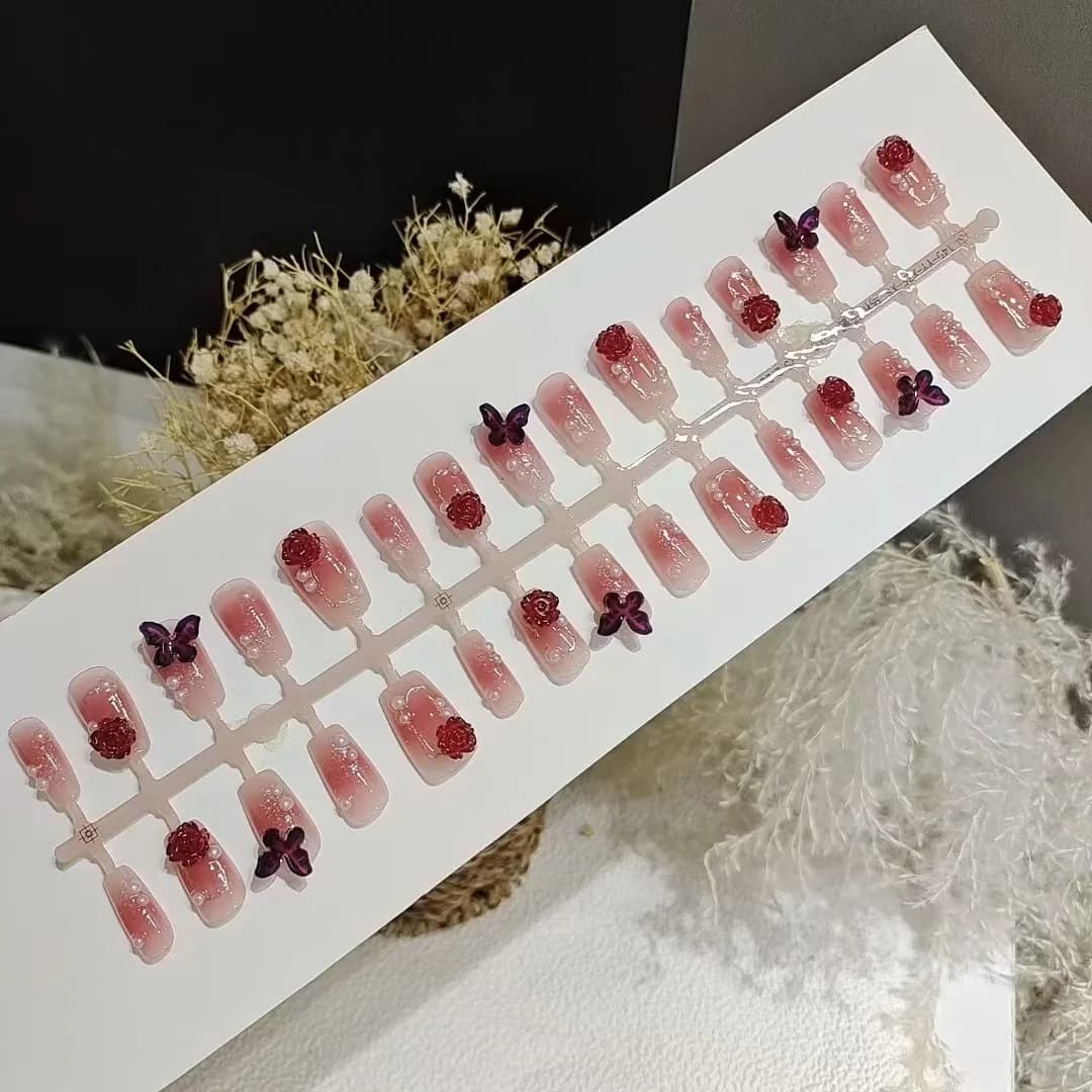 Unghii false scurte, formă coffin, design floral cu fluturi și gradient prune-roz, 30 bucăți