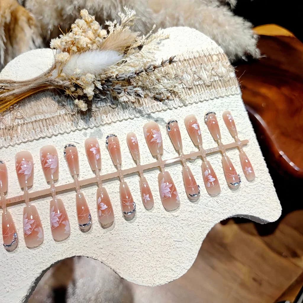 Unghii false florale cu pietre strălucitoare, design lung gradient blush