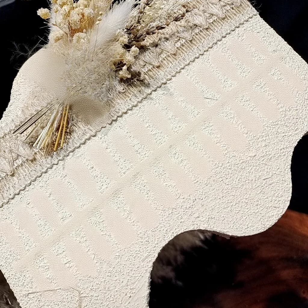 Unghii false presate negre cu fluture, tull roz și design cu fundiță