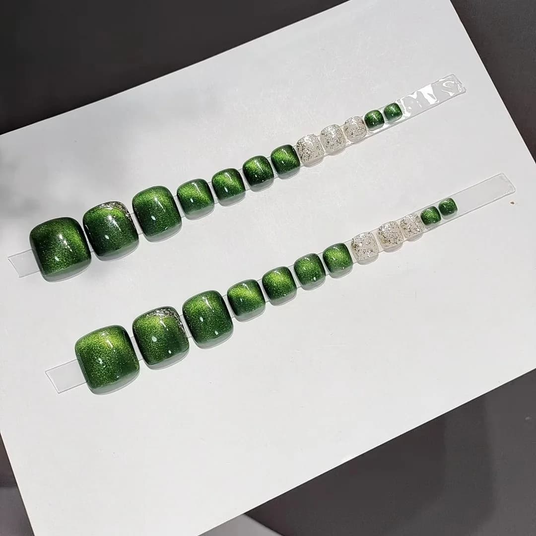 Unghii false scurte, efect ochi de pisică verde, cu sclipici