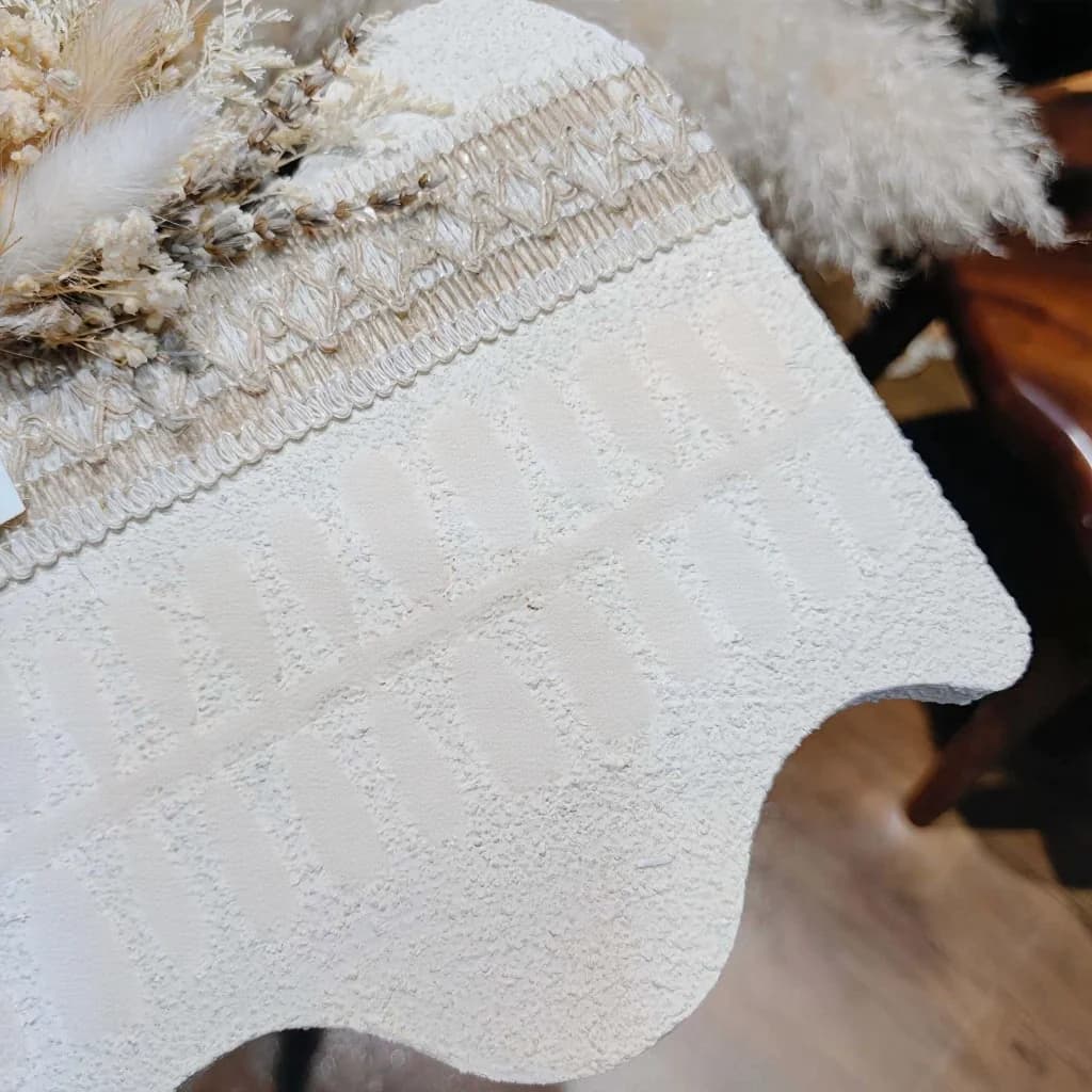 Unghii false tip francez cu flori, fluturi și pietre prețioase