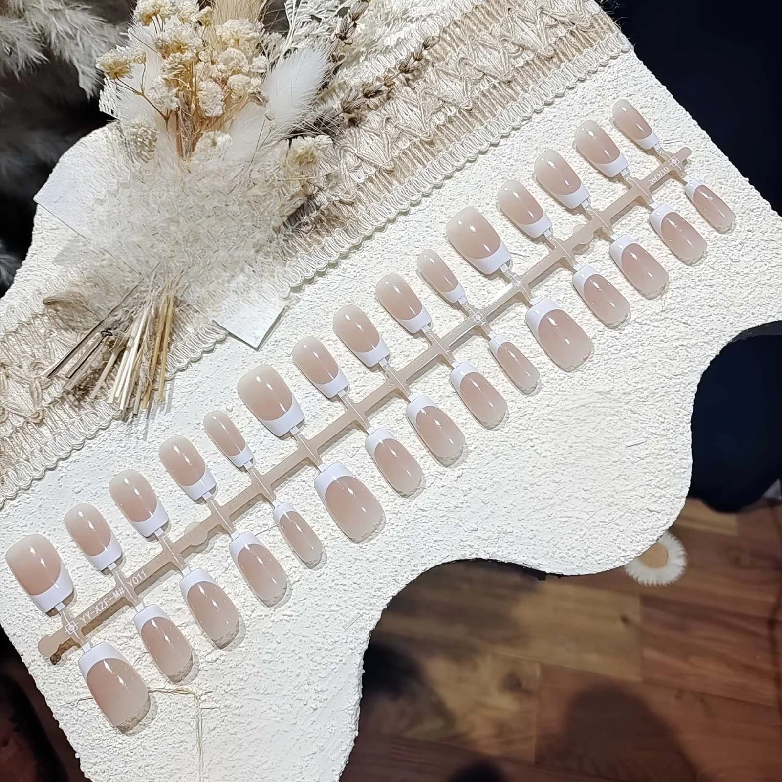 Unghii false scurte cu vârf franțuzesc, look natural nude, uz zilnic