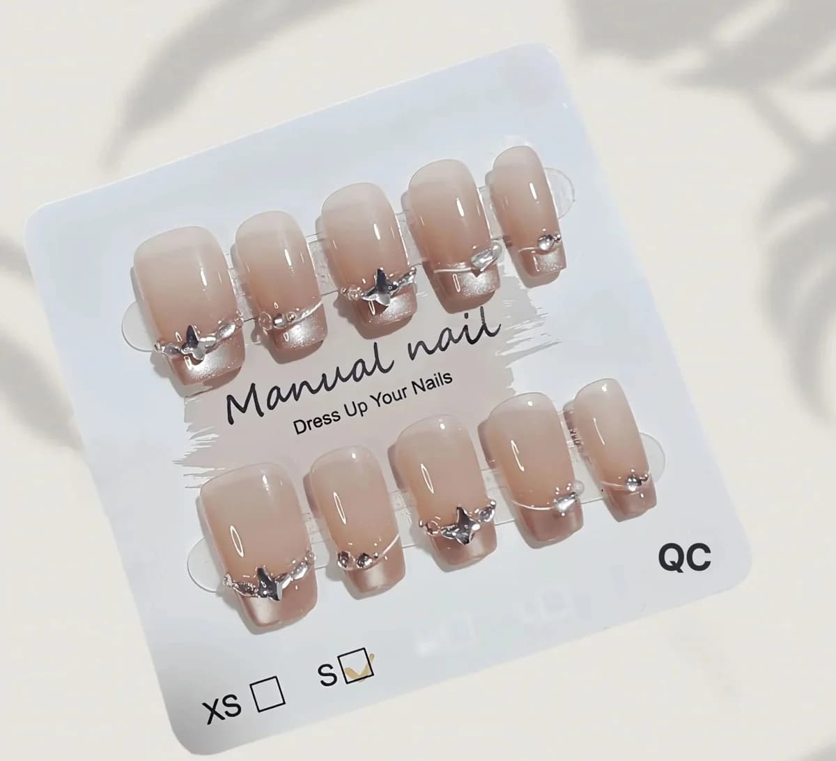 Unghii false French Tip cu pietre prețioase în formă de fluture și efect ochi de pisică