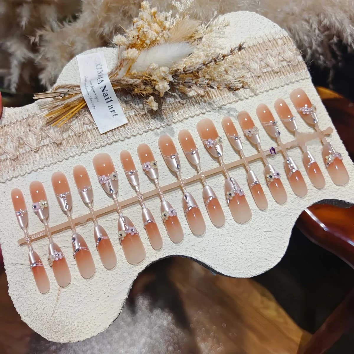 Unghii false Cat Eye florale, formă lungă stiletto, cu accente de cristal