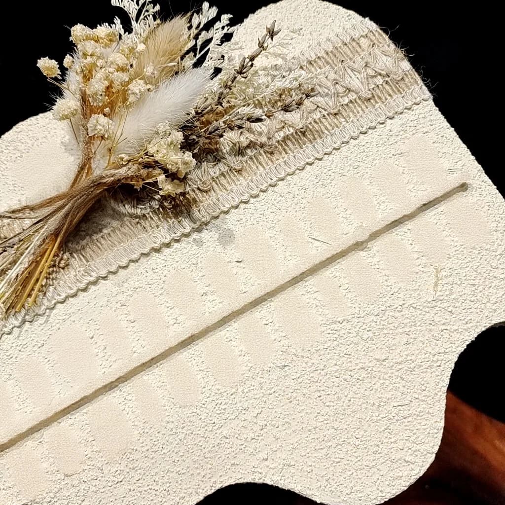 Unghii false scurte tip balerină, cu stele și flori în efect ochi de pisică
